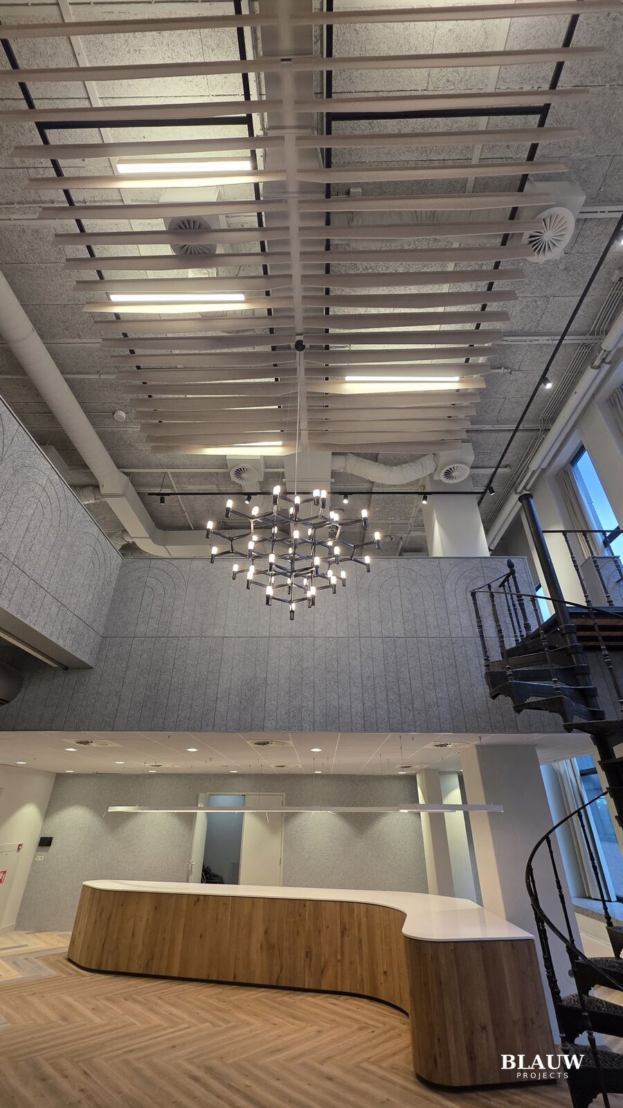 Mediahuis Amsterdam — akoestische wandpanelen en balustrade, Blauw Projects