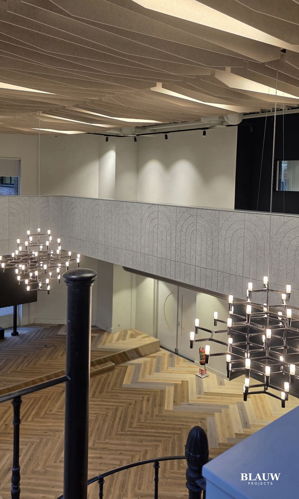Mediahuis Amsterdam — baffelplafond, Blauw Projects